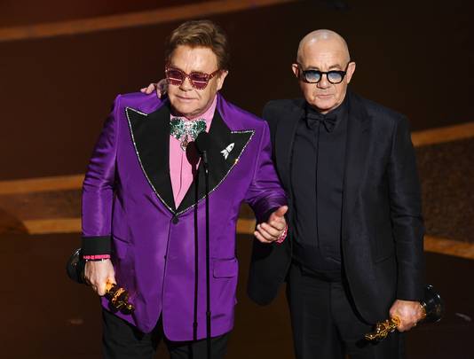  Elton John en Bernie Taupin schreven het nummer samen.