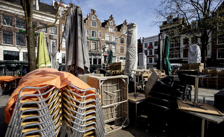 Gesloten terrassen op het Leidseplein in Amsterdam tijdens de coronacrisis.  Beeld ANP
