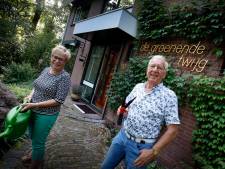 Teus verloor twee echtgenotes op jonge leeftijd: ‘De spreuk op mijn huis helpt mij om het te accepteren’