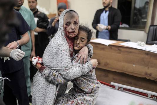 Beeld van gisteren. Een gewonde Palestijnse vrouw pakt haar gewond kind vast in een ziekenhuis in Khan Yunis, in het zuiden van de Gazastrook. 
