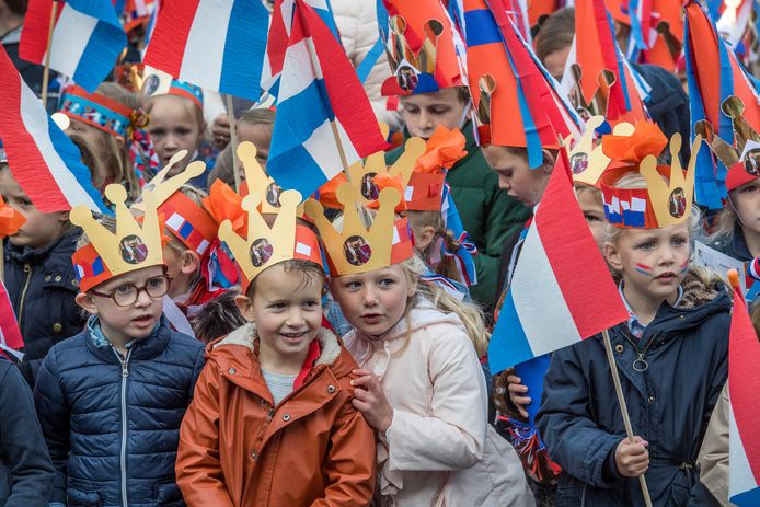Een nieuwe generatie kinderen in Opheusden die voor het eerst de aubade op Koningsdag bewust meemaken.