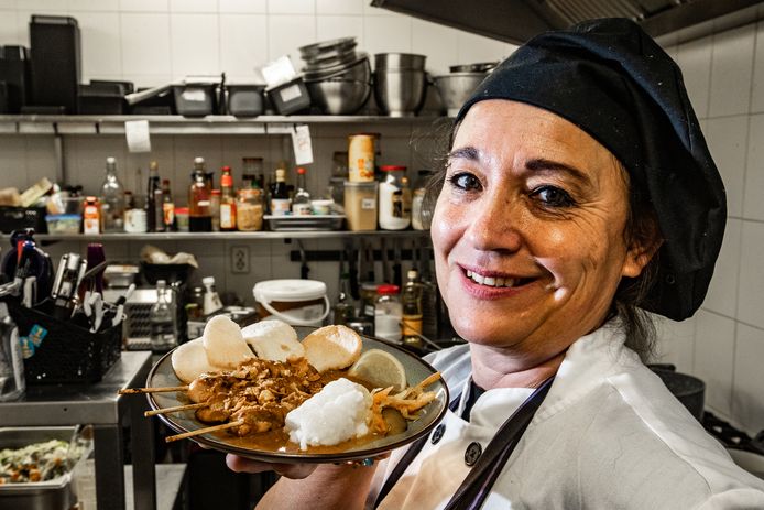 Mede-eigenaar Samantha van der Laan is trots op de authentieke Indonesische gerechten die uit haar keuken komen