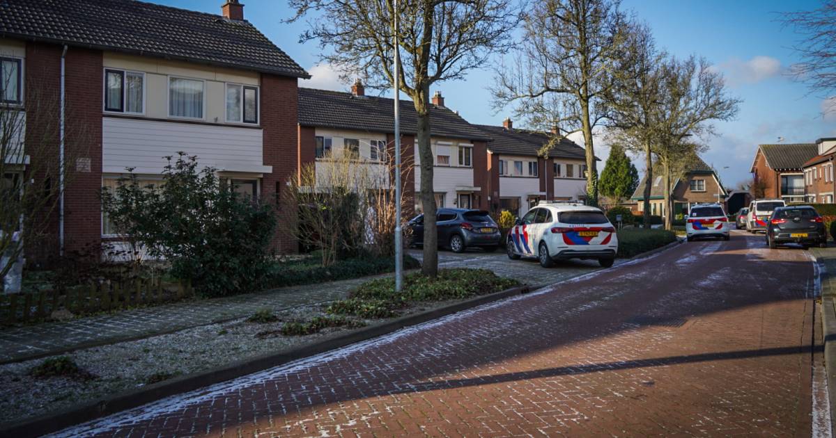 Twee overleden personen gevonden in rijtjeshuis in Lathum: politieteams doen uitvoerig onderzoek