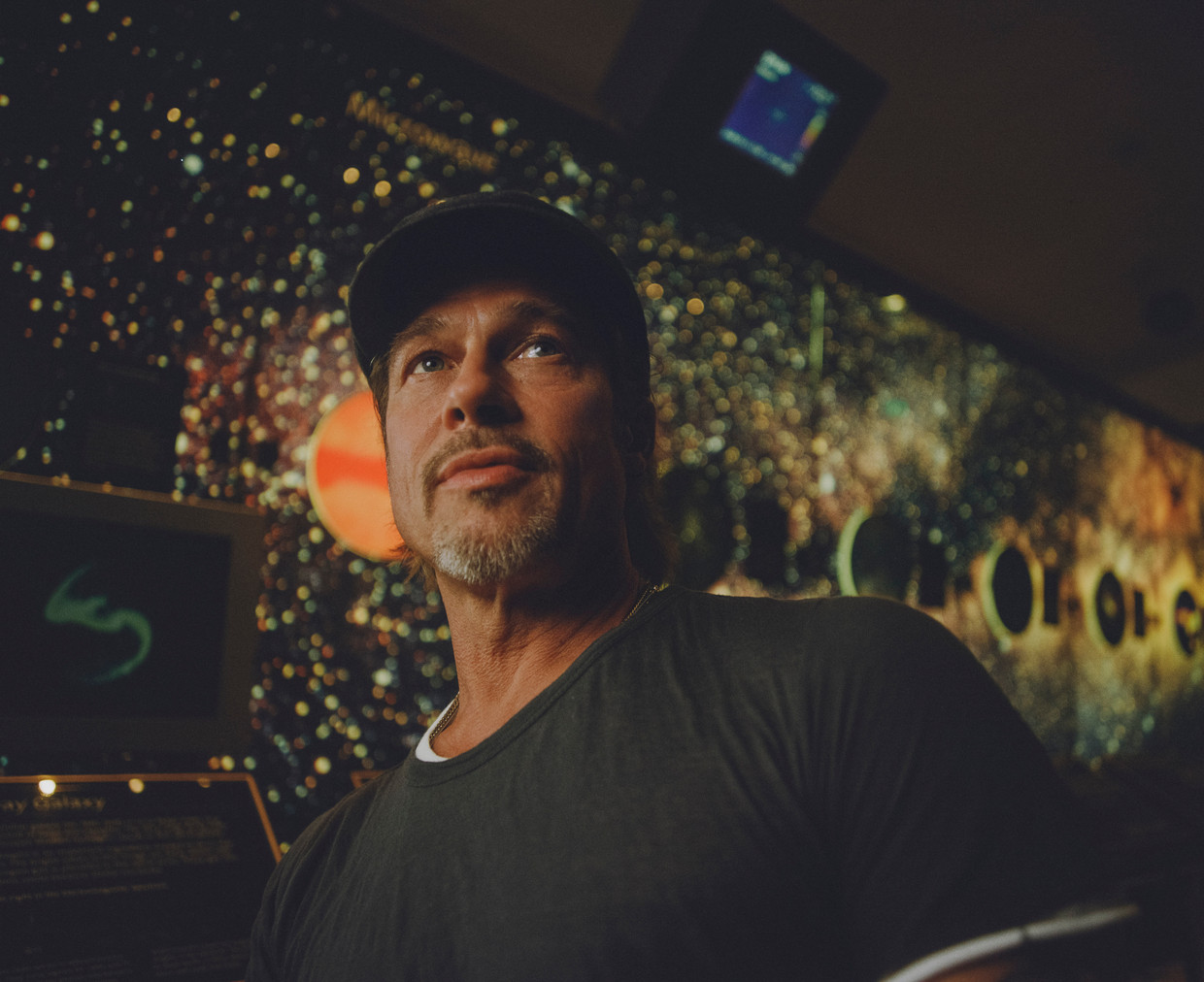 Brad Pitt tussen de sterren: hier in het Griffith Observatory in Los Angeles, vanaf woensdag op het witte doek in ‘Ad Astra’.