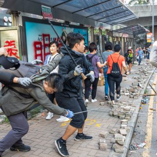 Ontsnappen via het riool of tien jaar de cel in: opstandelingen in Hongkong zijn wanhopig