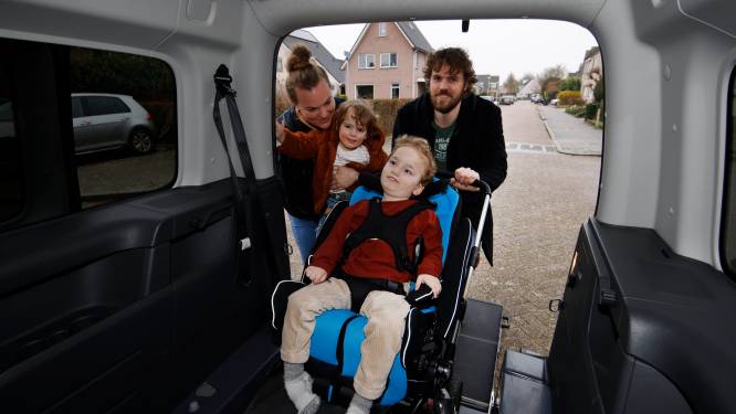 Door speciale rolstoelbus kan Oscar (4) weer op pad zonder gedoe: ‘Dit geeft zo veel vrijheid’