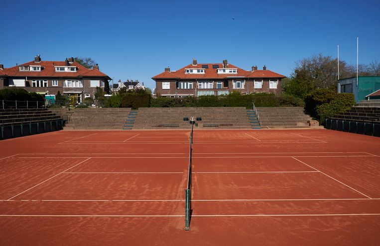 Een leeg tennisveld. Veel sportclubs zitten in financiële nood, hoort wethouder Revis. Beeld Getty Images