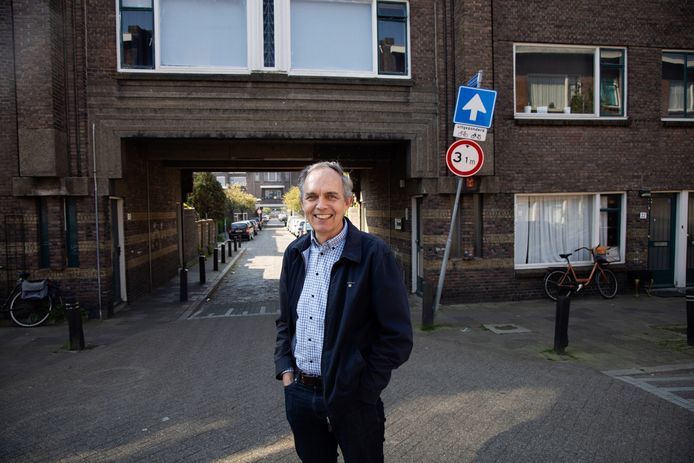 Paulus Jansen bij een karakteristiek sociale huurcomplex in de Utrechtse wijk Lombok. „Het is allemaal uitgekomen wat ik bijna tien jaar geleden voorspelde.”
