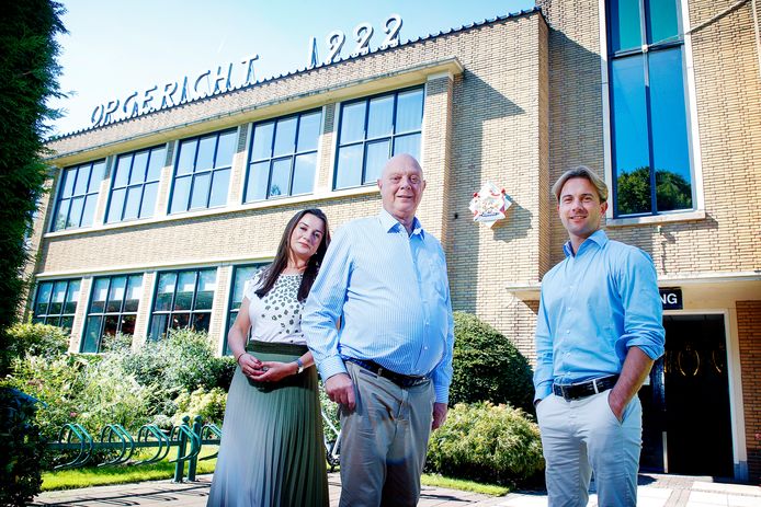 Vader Bert Gerritsen met dochter Gwen en zoon Robert voor het pand van Sola dat al 100 jaar in bezit is van het bedrijf.