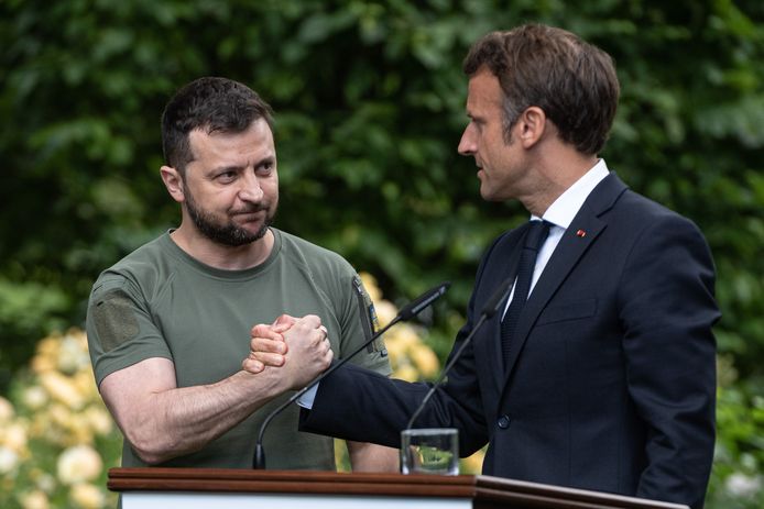 De Oekraïense president Volodymyr Zelensky en de Franse president Emmanuel Macron na een persconferentie donderdag in Kiev.