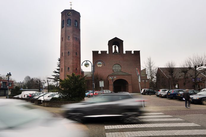 De Onze Lieve Vrouw Hemelvaartkerk, wekelijks bezocht door nog maar veertig kerkgangers, staat te  koop. Er ligt een plan voor appartementen.