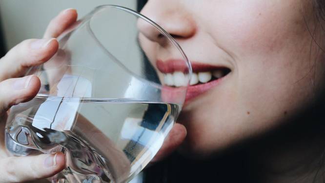 Hoeveel liter water moeten we drinken per dag om gezond te zijn?