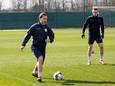 Vormer op het trainingsveld bij Zulte Waregem, met rechts Timothy Derijck. "Ik voel dat de groep snakt naar mijn terugkeer, ja, ze vragen voortdurend hoe het zit. Ook de oudere jongens."