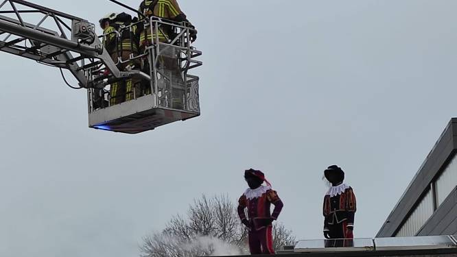 Zie ginds komt de... brandweer: Zwarte Pieten durven niet meer van het dak, brandweerlui komen hen redden