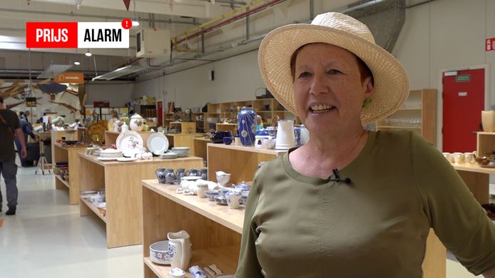 Agnes Van Camp (66) uit Lochristi koopt regelmatig spullen in de kringloopwinkel