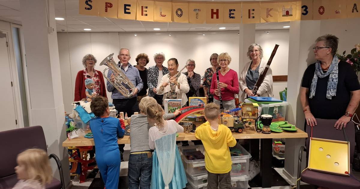 Muziek maken in de speelotheek en Dirkje is een eeuw oud