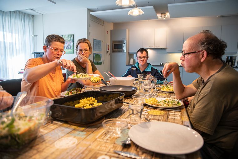 Bewoners van de Ingelandhof van Philadelphia (woonlocatie voor mensen met een verstandelijke beperking) helpen mee met het koken.  Per verdieping wordt gezamenlijk een menu gekozen, bereid en gegeten.  Beeld Harry Cock - De Volkskrant