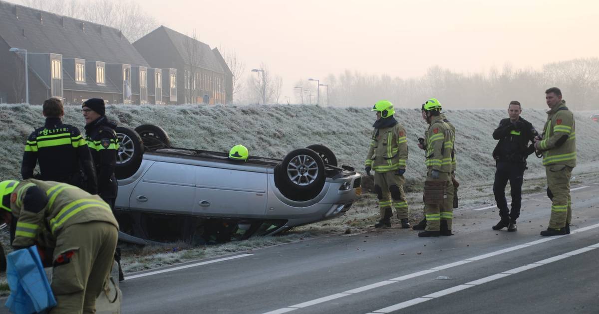 Auto over de kop in Barneveld zwangere vrouw en twee kinderen naar