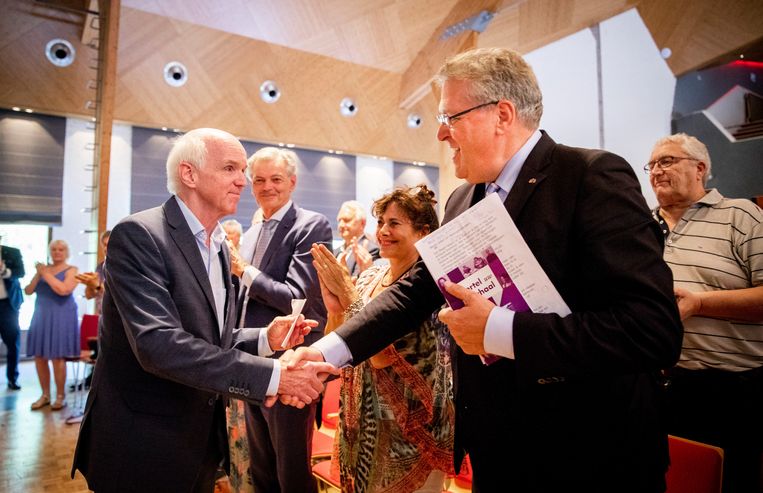 Henk Krol (rechts) feliciteert Geert Dales met zijn partijvoorzitterschap tijdens de Algemene Vergadering van 50Plus in 2018. Daarachter Kamerleden Martin van Rooijen en Léonie Sazias, die inmiddels beiden het vertrouwen in Dales hebben opgezegd   Beeld ANP