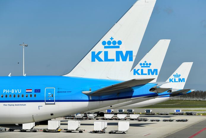 Toestellen van KLM staan geparkeerd op Schiphol