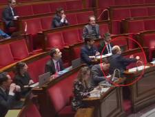 Eric Dupond-Moretti filmé en train de faire des bras d’honneur à l'Assemblée nationale
