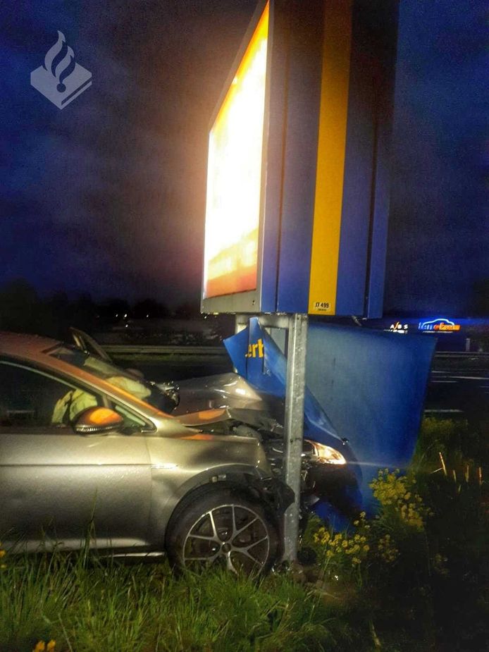 Een automobilist was op de Oostweg van de weg geraakt en tot stilstand gekomen tegen een groot reclamebord.