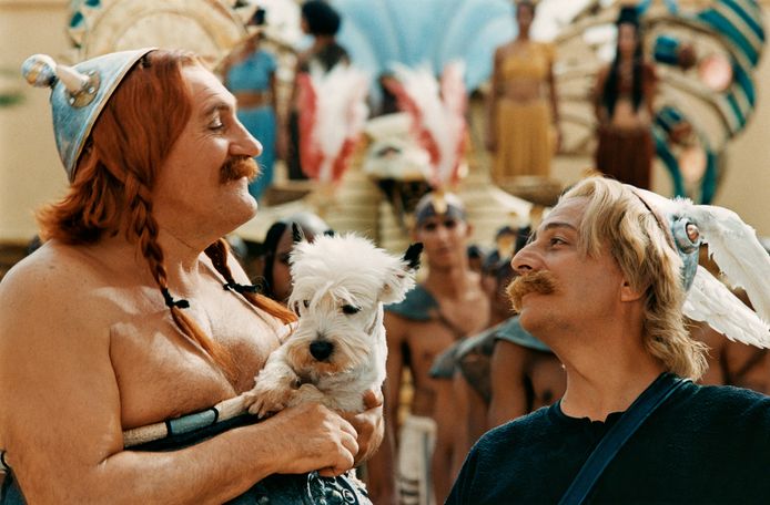 Gérard Depardieu (links) als Obelix in de film Astérix et Obélix: Mission Cléopâtre.