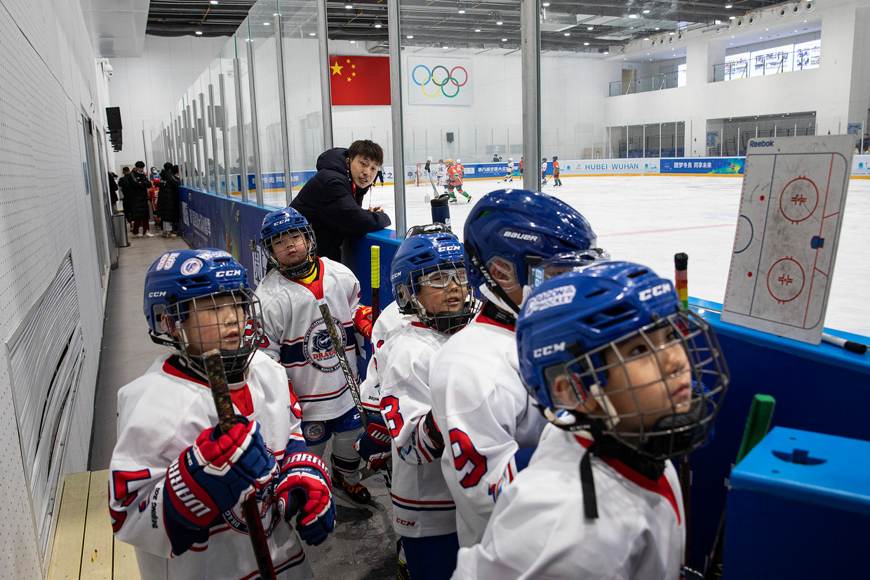 China stimuleert ijshockey ook onder kinderen, zoals (op de foto) in Wuhan.  Beeld Getty Images