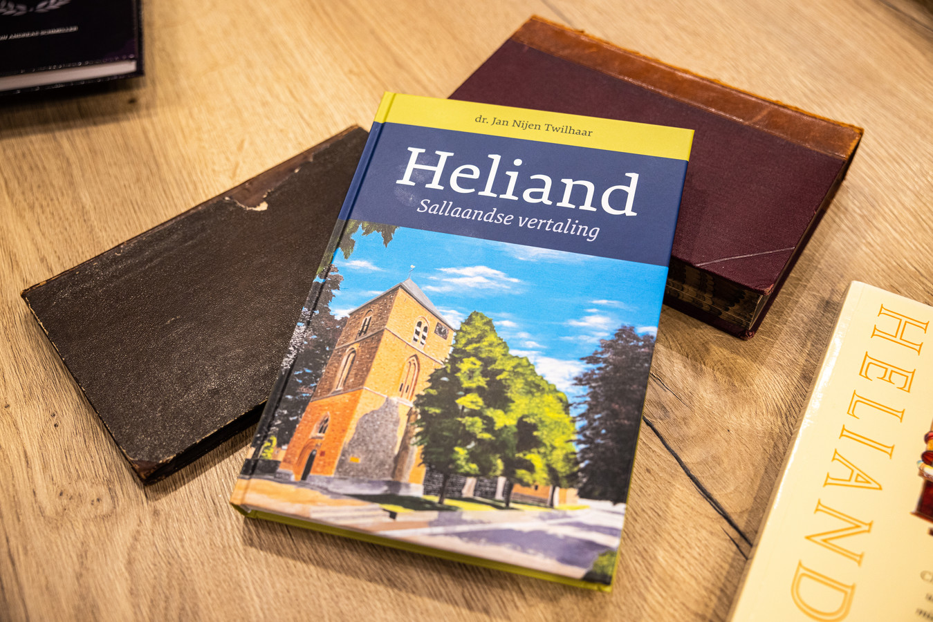 Eindelijk is er ook een vertaling in het Sallands van de Heliand, het verhaal uit de negende eeuw dat in het Oudsaksisch vertelt over het leven van Jezus Christus.