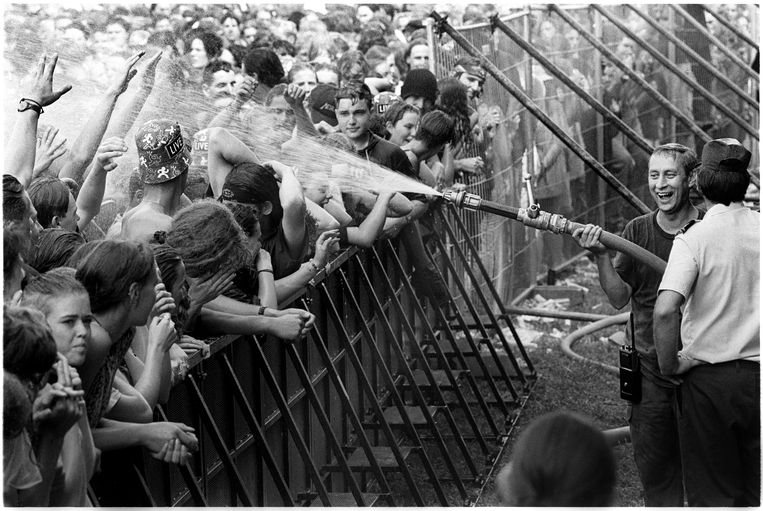 Fans worden afgekoeld tijdens de editie van 1993. In dat jaar mocht enkel nog lightbier geserveerd worden op en rond het festival.  Beeld Alex Vanhee