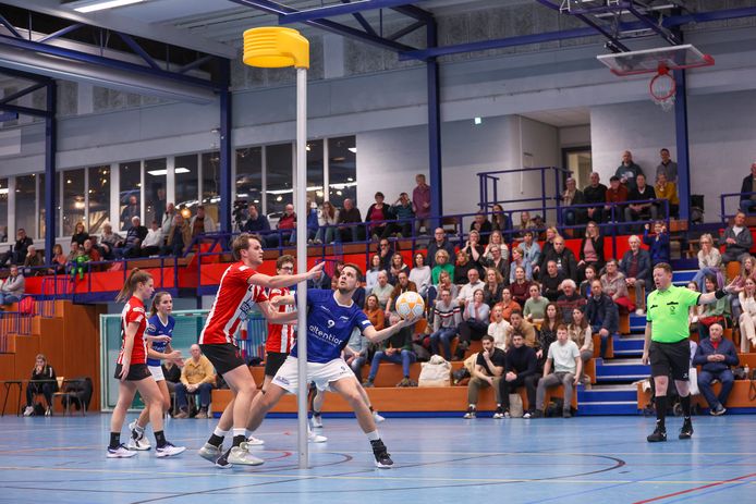 Thijs Broenink (9) in een goed bezet Sportcentrum Valkenhuizen aan de bal voor Oost-Arnhem in het eerste duel met Deetos.