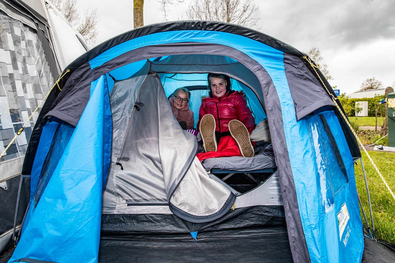 Wens aardbeving Ziek persoon Koud op de camping? Dan doe je toch een winterjas aan? Nikki (9) en Yara  (11) slapen gewoon in de tent | Foto | destentor.nl