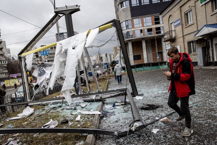 De gevolgen van een raketinslag in Kiev.  Beeld Chris McGrath/Getty Images