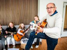 Muzikale meester Wim (79) kreeg ieder kind op het podium: na 50 jaar stopt hij met gitaarles