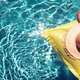 Dol op teckels? Dan is dit hét luchtbed voor jou om op te dobberen deze zomer