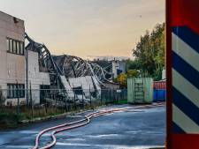 Dak aan achterkant pand Tuf Recycling Dongen ingestort na brand, vuur nog niet geblust