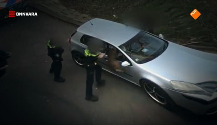Beelden uit de uitzending van Zembla, waarop te zien is dat Rushen Servania door een politiehond te grazen wordt genomen.