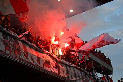 De hel van Sclessin brandt weer: fans zorgen voor kolkende sfeer en bengaals vuur in Luik