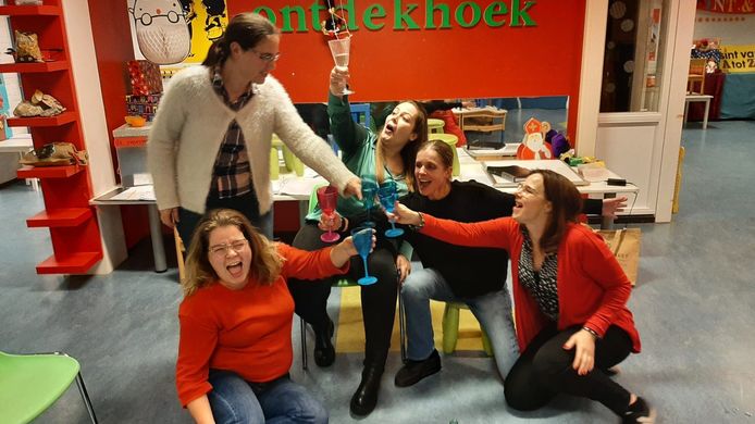 De club van de singles. Ook zij spelen een rol in het stuk.