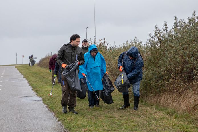 De vrijwilligers lieten zich niet weerhouden door de regen. Links: boswachter Paul Begijn.