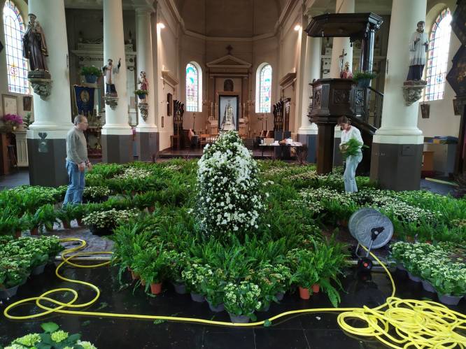 Vrijwilligers zetten de kerk van Lozer in de bloemen: “Het zijn de Lozerse Floraliën”