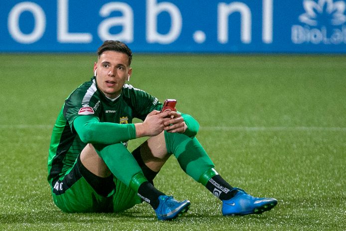 Jay Gorter wacht tot De Graafschap klaar is tegen Helmond Sport.