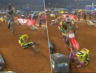KIJK. Akelige beelden: motorcrosser gaat over de kop en wordt dan vol aangereden door andere racer