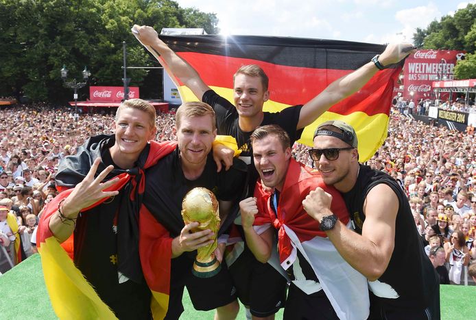 Schweinsteiger, Mertesacker, Neuer, Grosskreutz en Podoslki tijdens de festiviteiten in Berlijn na Duitslands WK-triomf in Brazilië 2014.