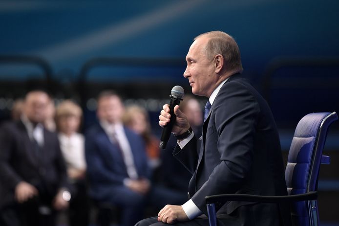 De Russische president Vladimir Poetin is "bedroefd" dat zijn naam niet prijkt op de Amerikaanse lijst van Russische oligarchen.