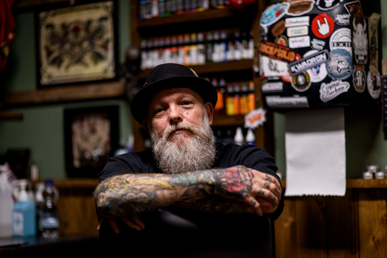 Henk Nijmeijer vreest voor het voortbestaan van zijn SnakeBite Tattoo, de studio die hij al bijna 25 jaar aan de Almelose Grotestraat runt.
