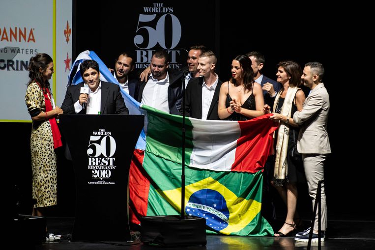 Chef Mauro Colagreco, eigenaar van restaurant Mirazur, geeft een speech nadat zijn restaurant is verkozen tot beste restaurant in de The World’s 50 Best Restaurants Awards. Beeld AFP