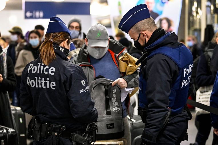 Politieagenten controleren terugkerende reizigers in het treinstation Brussel-Zuid. Beeld Photo News