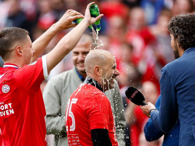Peter Bosz emotioneel na behalen landstitel met PSV: 'Hendrie had hier gewoon bij moeten zijn’