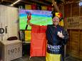 Walter Peeters van Café 't Vermoeden brengt zijn klanten met zwart-geel-rode versiering in WK-sfeer